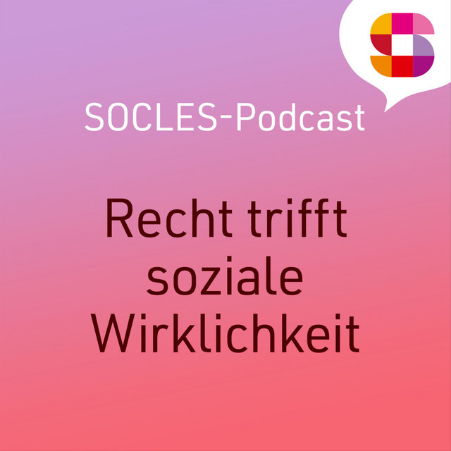 Das Bild hat einen pinken und lilafarbenen Hintergrund. In der Mitte steht in weißer und scharzer Schrift SOCLES-Podcast- Recht trifft soziale Wirklichkeit.