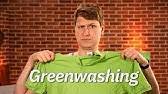 Mirko Drotschmann erklärt! Greenwashing, Sharing Economy, Rebound Effekt | Mirko Drotschmann über 6 Buzzwords zur Neo-Ökologie. Das Bild zeigt einen Menschen, der ein grünes T-Shirt mit der aufschrift Greenwashing vor den Körper hält.