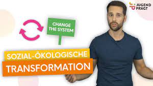 Mirko Drotschmann erklärt! Sozial-ökologische Transformation! Mirko Drotschmann über die Chancen des Wandels. Das Bild zeigt Mirko Drotschmann. Die Begriffe sozial-ökonomische Tranformation sind auf gelben Tafeln eingeblendet