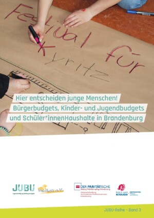 Auf dem Bild sieht man ein Plakat auf einem Boden liegen, auf dem gerade Menschen etwas darauf schreiben. Auf dem Bild steht zudem Hier entscheiden junge Menschen! Bürgerbudgets, Kinder- und Jugendbudgets und Schüler:innenHaushalte in Brandenburg