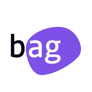 Auf dem Bild ist das Logo von der BAG Gegen hass im netz abgebildet. klein geschrieben bag wobei das b schwarz und ag weiß ist und ag in einen unförmigen lila kreis eingebettet ist