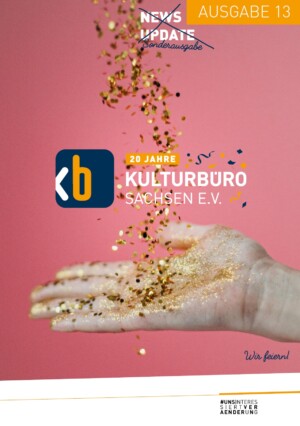 Auf dem Bild sieht man eine ausgestreckte Hand auf die Konfettie herunterrieselt. Auf em Bild steht News Update Ausgabe 13 Sonderausgabe 20 Jahre Kulturbüro Sachsen e. V.