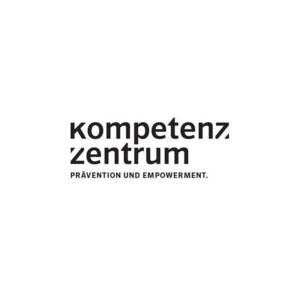 Auf dem Bild sieht man auf einem weißen Hintergrund die Aufschrift "Kompetenzzentrum Prävention und Empowerment" in schwarzer Schriftfarbe. Das Bild gehört zur vorstellung Unbehagen an der Geschichte