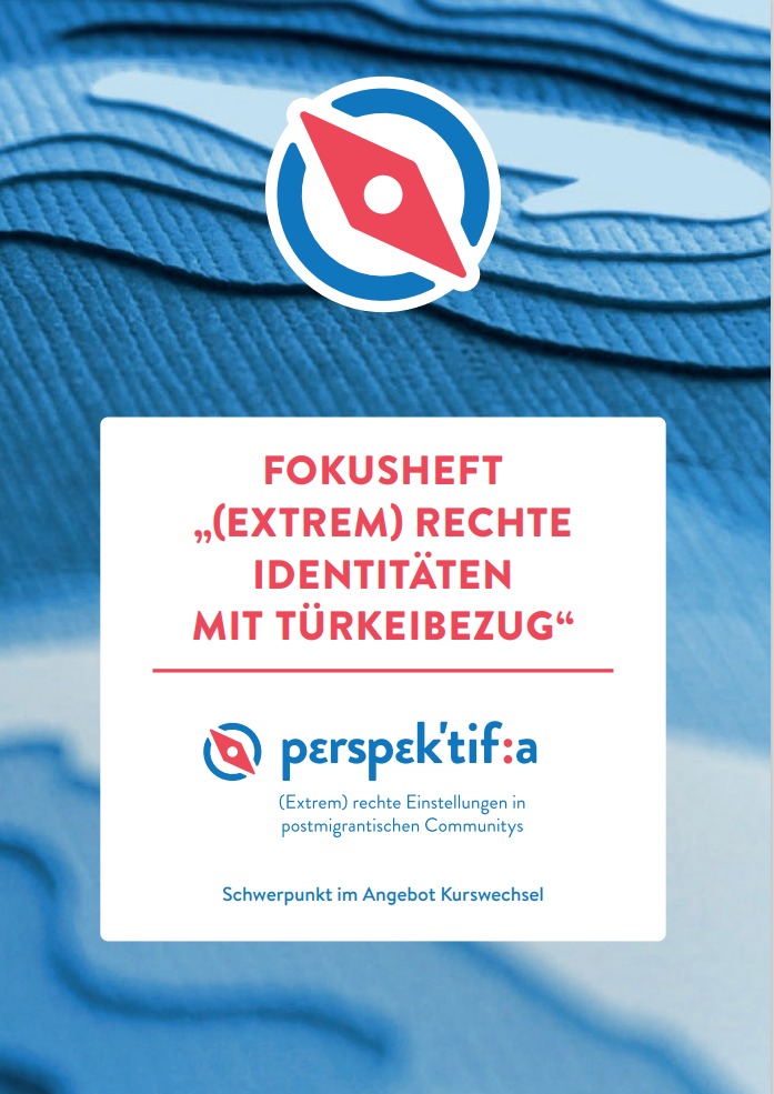 Das Cover hat eine blaufarbene Struktur und im oberen Bereich befindet sich ein Kompass in rot und blau. Im Vordergrund ist der Titel der Broschüre zu sehen "Fokusheft (extrem) rechte Identitäten mit Türkeibezug.