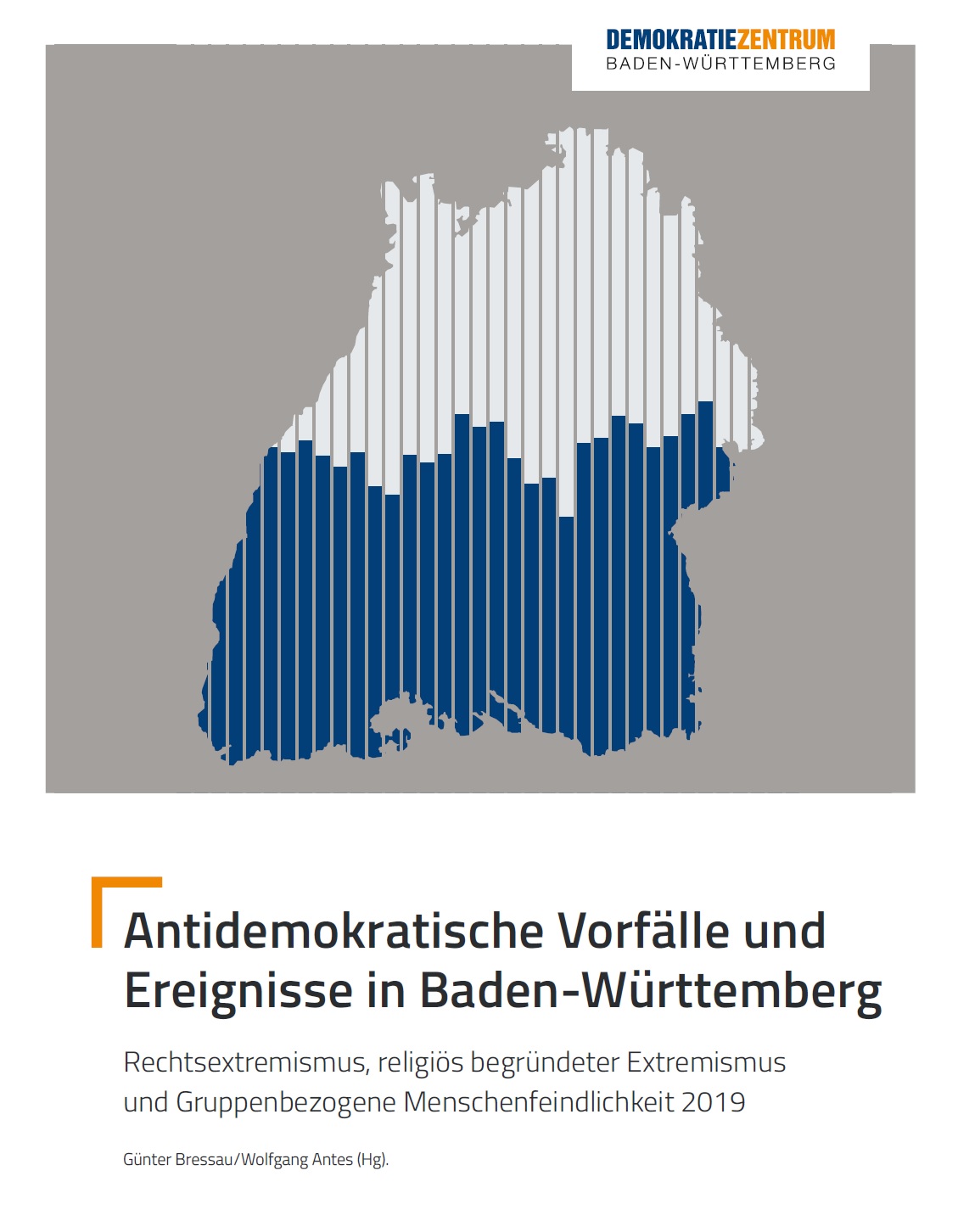 Auf dem Bild sieht man die Konturen des Bundeslandes Baden-Württemberg, das mit unterschiedlich gefärbten Streifen gefüllt ist. Darunter steht Antidemokratische Vorfälle 2019 und Ereignisse in Baden-Württemberg Rechtsextremismus, religiös begründeter Extremismus und Gruppenbezogene Menschenfeindlichkeit