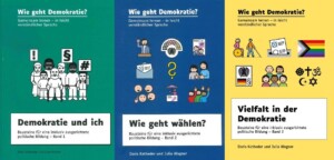 Es sind drei Bilder nebenan. Über allen drei Bilder steht wie geht Demokratie? Abgebildet sind unterschiedliche Bilder z. B. gezeichnete Figuren die eine Demonstration zeigen, Wahlzettel, eine Abstimmung, religiöse Symbole, Rollstuhlfahrer und anderes. Unter dem ersten Bild steht Demokratie und ich, unter dem zweiten steht wie geht wählen und unter dem dritten Bild steht Vielfalt in der Demokratie