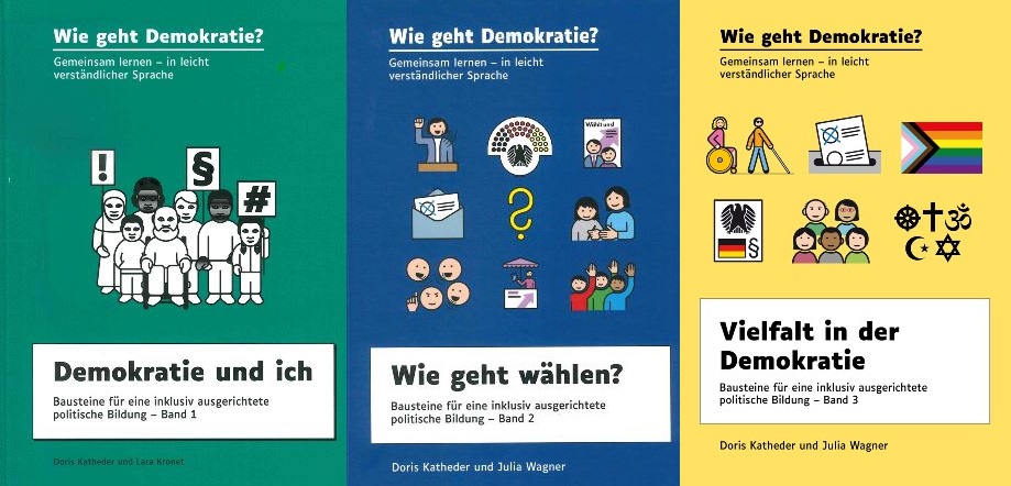 Es sind drei Bilder nebenan. Über allen drei Bilder steht wie geht Demokratie? Abgebildet sind unterschiedliche Bilder z. B. gezeichnete Figuren die eine Demonstration zeigen, Wahlzettel, eine Abstimmung, religiöse Symbole, Rollstuhlfahrer und anderes. Unter dem ersten Bild steht Demokratie und ich, unter dem zweiten steht wie geht wählen und unter dem dritten Bild steht Vielfalt in der Demokratie