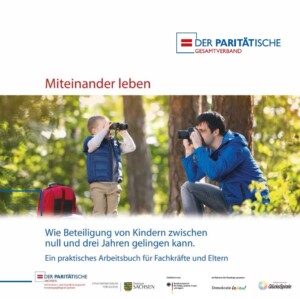 Auf dem Bild sieht man ein Foto ein erwachsener Mann ein Kind fotografiert, dass ein Fernglass hält. Beide sind in einem Wald. Darüber steht Miteinander leben. Unter dem Bild steht Wie Beteiligung von Kindern zwischen null und drei Jahren gelingen kann