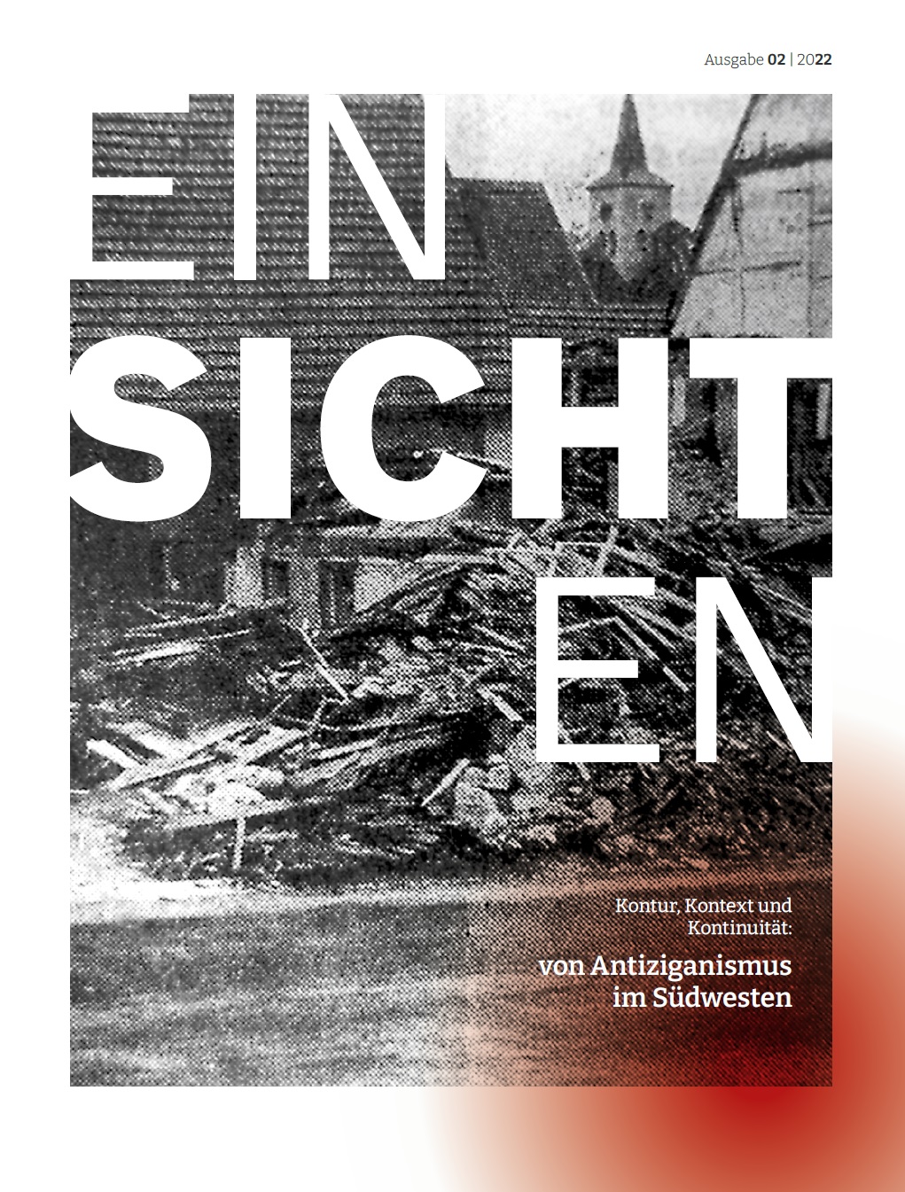 Im Hintergrund sieht man eine schwarz-weiß Fotografie, die einen Teil eines Dorfes abbildet. Im Vordergrund des Bildes liegt ein großer Schutthaufen. Auf der Fotografie steht Einsichten Ausgabe 2