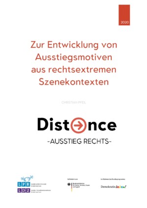 Auf weißen Grund steht Zur Entwicklung von Ausstiegsmotiven aus rechtsextremen Szenekontexten. Darunter steht Christian Pfeil, wiederum darunter ist Logo von Distance - Ausstieg rechts zu sehen. In dem Logo ist anstatt einem a bei distance ein roter Pfeil zu sehen der von einem roten Kreis umrandet wird.