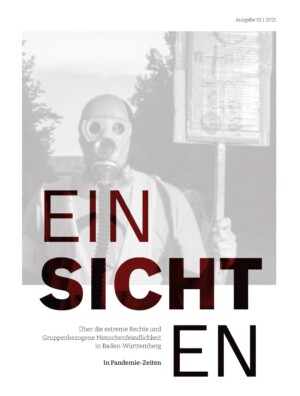 Auf dem Bild sieht man im Hintergrund eine schwarz-weiß Fotografie die eine Person in Gasmaske zeigt, der ein selbst gebasteltes Schild in der Hand hält. Auf der Fotografie steht dunkelrot Einsichten Ausgabe 1