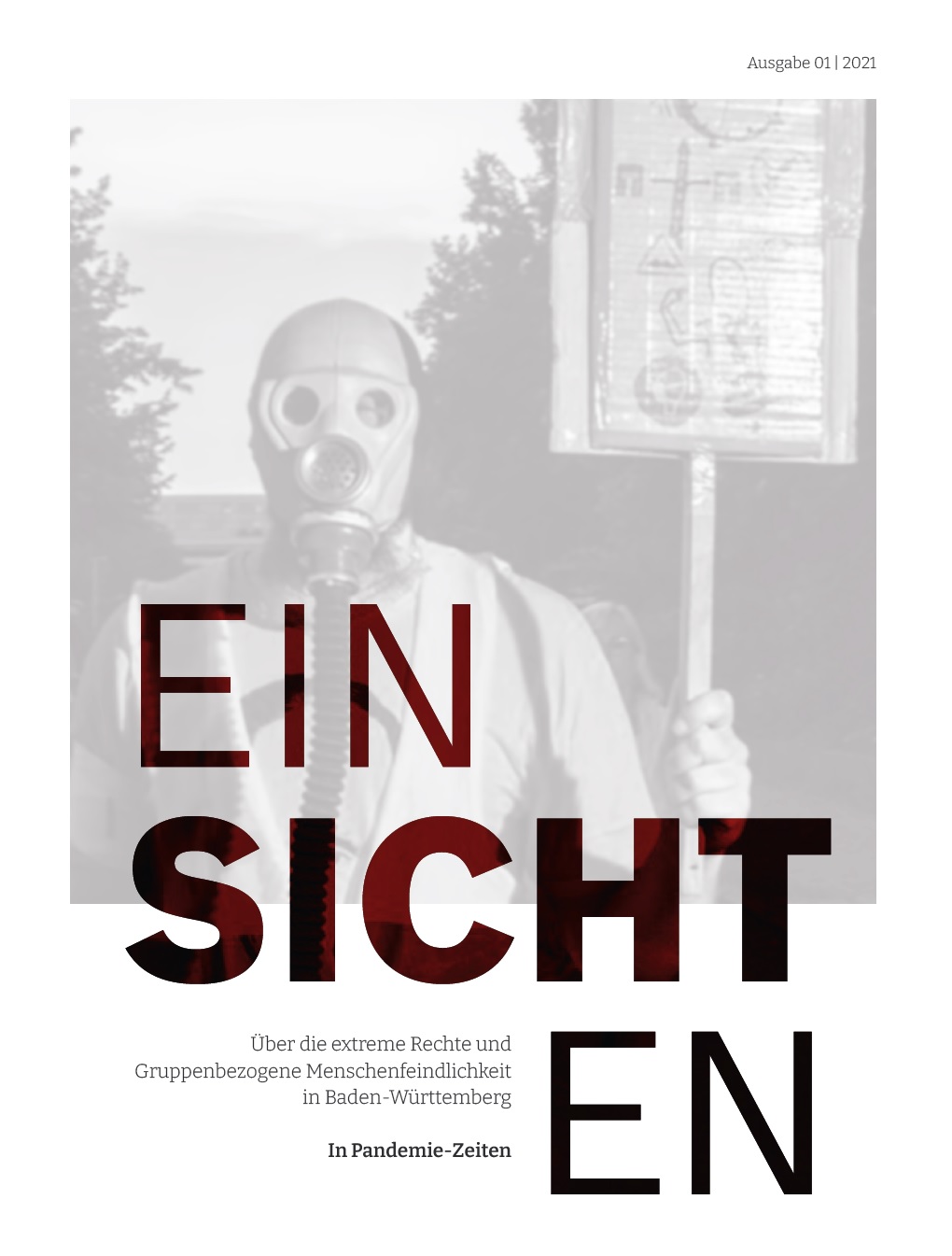 Auf dem Bild sieht man im Hintergrund eine schwarz-weiß Fotografie die eine Person in Gasmaske zeigt, der ein selbst gebasteltes Schild in der Hand hält. Auf der Fotografie steht dunkelrot Einsichten Ausgabe 1