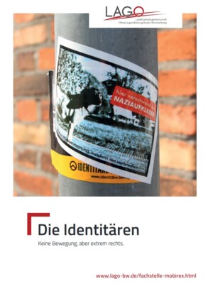 Auf dem Bild sieht man einen Laternenpfahl auf dem zwei Aufkleber drauf sind. Auf einer steht Identitäre Bewegung, der ist aber fast komplett verdeckt von einem Aufkleber auf dem steht hier verschwand ein naziaufkleber. Unter dem Bild steht Die Identitären. Keine Bewegung, aber extrem rechts