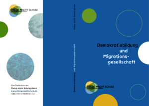 Auf dem Bild steht Demokratiebildung und Migrationsgesellschaft. 2/3 des Bildes ist blau, 1/3 ist weiß mit bunten Kreisen drauf.