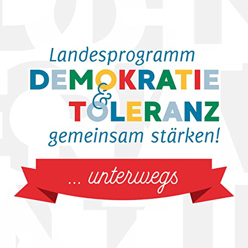 Auf dem Bild steht Landesprogramm unterwegs Demokratie und Toleranz gemeinsam stärken. Die Buchstaben von Demokratie und Toleranz sind unterschiedlich gefärbt und in Druckschrift geschrieben, während Landesprogramm gemeinsam stärken und unterwegs in Schreibschrift geschrieben sind. das Wort unterwegs steht zudem noch auf einer roten Schleife