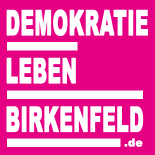 Auf rosa Grund steht mit weißer Farbe geschrieben Demokratie leben Birkenfeld. das Bild gehört zum Beitrag Live Veranstaltungen