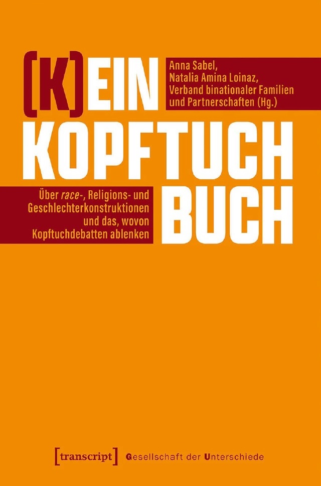 Das Bild ist in oranger Farbe gehalten. Darauf steht (K)ein Kopftuch. Das (K) ist mit roter Farbe geschrieben, während ein Kopftuch mit weißer Farbe geschrieben ist. In einem roten Balken daneben stehen die Herausgeber, ineinem anderen roten Balken weiter unten im Bild steht der Untertitel