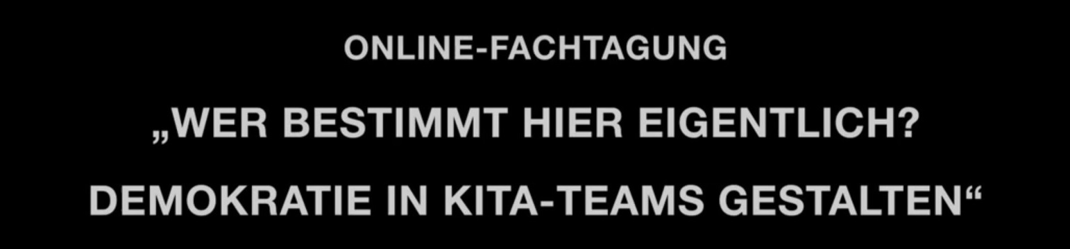 Auf dem Bild steht vor schwarzen Hintergrund Wer bestimmt hier eigentlich? Demokratie in Kita Teams gestalten