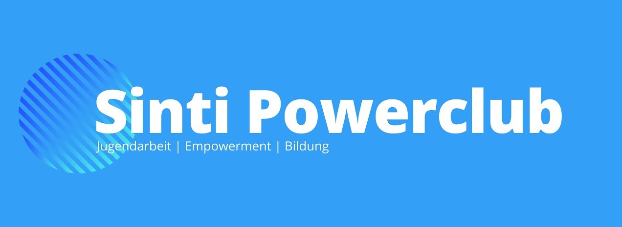 Das Bild ist blau. Auf dem Bild steht Sinti Powerclub. Jugenarbeit Empowerment Bildung