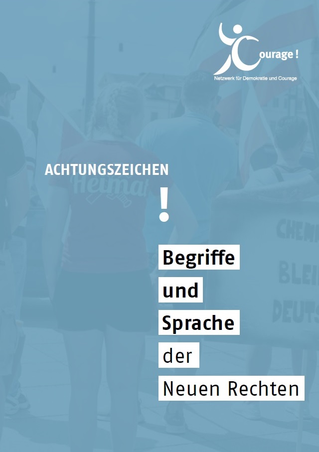 Auf dem Bild kann man einen teil einer Demonstration erkennen. Ein hellblauer Filter ist über das Bild gelegt. darauf steht Achtungszeichen! Begriffe und Sprache der Neuen Rechten