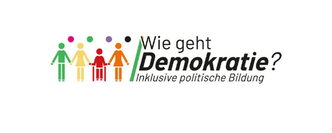 Auf dem Bild sieht man vier Figuren in unterschiedlichen Farben, die sich an den Händen halten. Eine Figur sitzt im Rollstuhl. Daneben steht Wie geht Demokratie? Inklusive politische Bildung. Das Bild gehört zum Beitrag So geht Demokratie