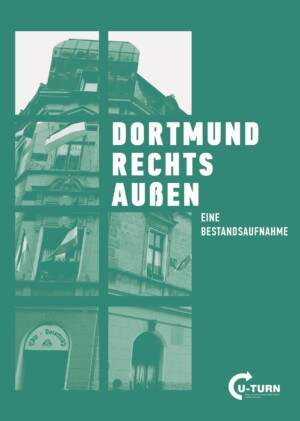 Das Bild ist in grünem Farbton gehalten. Man sieht ein Haus, in dem unten eine Kneipe beheimatet ist, die Alt-Dorstfeld heißt. Neben dem Haus steht Dortmund Rechts Außen