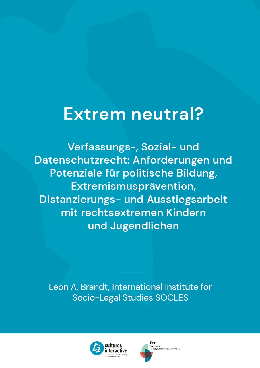 Auf blau-türkisen Grund steht mit weißer Schrift geschrieben Extrem neutral? Verfassungs-, Sozial- und Datenschutzrecht: Anforderungen und Potenziale für politische Bildung, Extremismusprävention, Distanzierungs- und Ausstiegsarbeit mit rechtsextremen Kindern und Jugendlichen