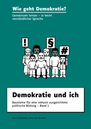 Auf dem Bild sieht man eine Gruppe von Menschen, die drei Schilder hochhalten auf dem das Ausrufe-, das Pragraphen- und das Rautezeichen zu sehen sind. Zudem steht auf dem Bild Wie geht Demokratie? Demokratie und ich