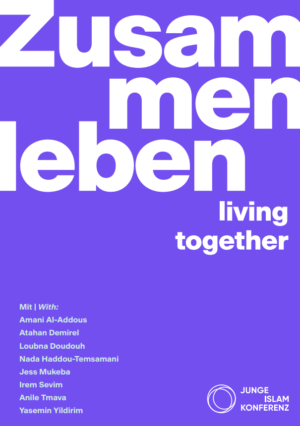 Das Cover ist in einem Blauton gehalten. In großen weißen Buchstaben steht leicht versetzt "Zusammen leben" und darunter auf Englisch "living together".