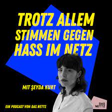 Auf dem Bild sieht man Seyda Kurt vor einem blauen Quadrat. Auf dem Quadrat steht in gelb der Titel des Podcasts.