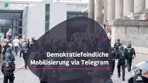 Auf dem Bild sieht man Menschen im Hintergrund, die das Reichstagsgebäude stürmen und von der Polizei verfolgt werden.