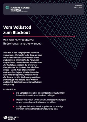 Das Bild ist das Cover des Policy Briefs vom Volkstod zum Blackout. Das Bild hat einen schwarzen Hintergrund, auf dem der Titel und eine Kurzzusammenfassung steht.