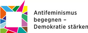 Auf dem Bild steht Antifeminismus begegnen - Demokratie stärken. Daneben ist das Logo platziert. Es besteht aus unterschiedlich farbigen und großen Dreiecken, manche geschlossen, manche nicht, die zusammen ein Viereck bilden. Die Spitze eines rosa Dreiecks ragt heraus