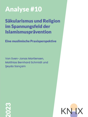 Auf einem grünen Hintergrund steht der Titel der Broschüre "Säkularismus und Religion im Spannungsfeld der Islamismusprävention"