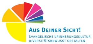 Auf dem Bild sieht man einen 3/4 Kreis, geformt aus unterschiedlich-farbigen Dreiecken. Der 3/4 Kreis umrahmt die Schrift: Aus deiner Sicht! Evangelische Erinnerungskultur diversitätsbewusst gestalten