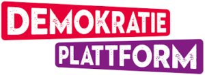 Auf dem Bild sieht man ein Banner "Demokratie-Plattform", das auf einem roten und lila Hintergrund steht.