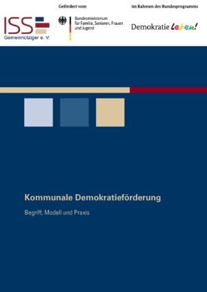 Im oberen Abschnitt sind das Logo vom ISS und vom Bundesprogramm Demokratie leben abgebildet. In der Mitte steht Kommunale Demokratieförderung