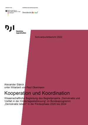 Das Bild ist in einen Teil mit weißer und in einen Teil mit lila Farbe geteilt. Darauf steht mit schwarzer Schrift geschrieben Schwerpunktbericht 2022: Kooperation und Koordination. Wissenschaftliche Begleitung des Begleitprojekts „Demokratie und Vielfalt in der Kindertagesbetreuung“ im Bundesprogramm „Demokratie leben!“ in der Förderphase 2020 bis 2024