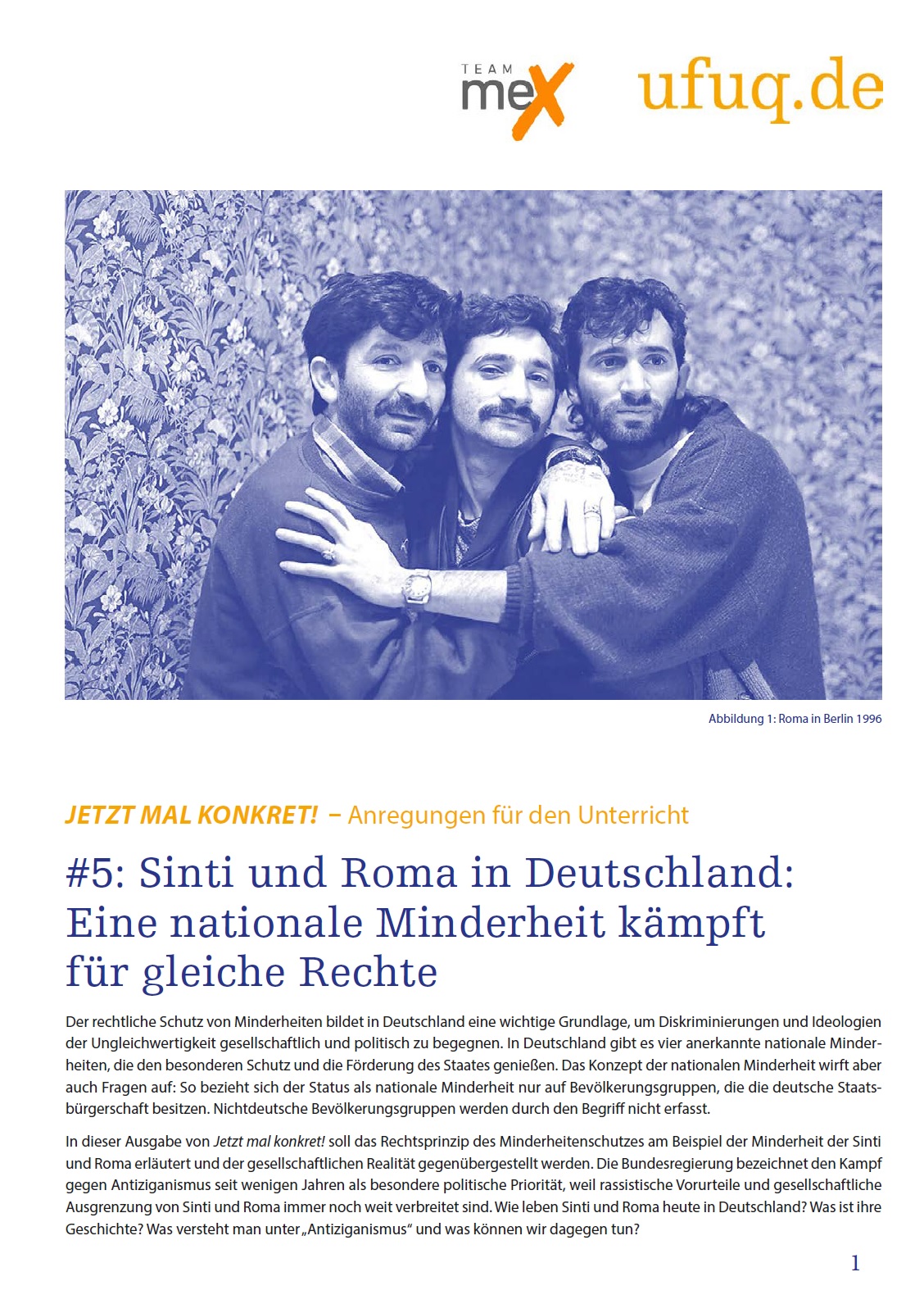 Auf dem Bild sieht man drei Männer, die sich umarmen und nach vorne schauen. Darunter steht Jetzt mal konkret #5 Sinti und Roma in Deutschland