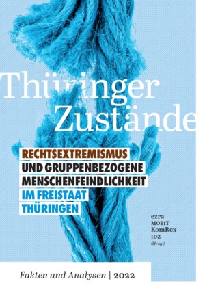 Im Hintergrund des Bildes ist ein fast gerissenes Stoffband zu sehen, Im Vordergrund steht Thüringer Zustände 2022 Rechtsextremismus und Gruppenbezogene Menschenfeindlichkeit im Freistaat Thüringen