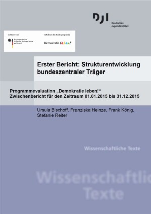 Auf dem Bild steht Erster Bericht: Strukturentwicklung bundeszentraler Träger Programmevaluation „Demokratie leben!“ Zwischenbericht für den Zeitraum 01.01.2015 bis 31.12.2015