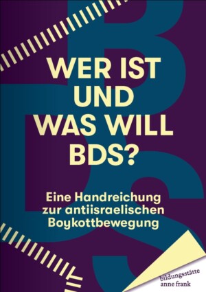 Das Bild sieht aus wie die Seite eines Buches, in der unten rechts ein Knicks ist. Im Hintergrund auf der vermeintlichen Seite steht in Versalien, fett und mit blauer Farbe BDS geschrieben. Die Hintergrundfarbe der Seite ist lila. Mit gelber Schrift steht im Vordergrund Wer ist und was will BDS?