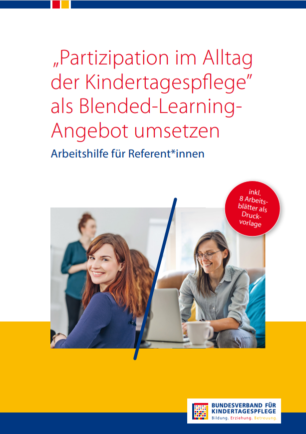 Auf dem Cover sind drei Frauen abgebildet. Eine schaut lächelnd in die Kamera, eine andere mit Brille tippt etwas in den Laptop und eine andere läuft durch den Hintergrund. Über ihnen steht der Titel des Materials und rechts steht in einem roten Kreis "inkl. Arbeitsblätter als Druckvorlage". Als Überschrift steht über dem Bild Partizipation-im-Alltag-der-Kindertagespflege-als-Blended_learning-Angebot-umsetzen