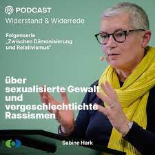 Auf dem Bild sieht man Prof. Sabine Hark, wie sie mutmaßlich einen Vortrag hält. Daneben steht Podcast Widerstand & Widerrede. Folgenserie "Zwischen Dämonisierung und Relativismus" über sexualisierte Gewalt und vergesellschaftliche Rassismen