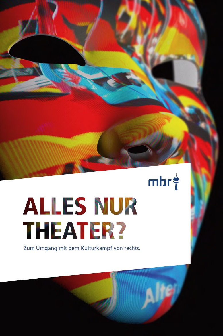 Auf dem Bild sieht man ein Theatermaske auf deren Gesicht die Deutschlandfarben reflektieren wie auch das hellblau der AfD. Im Vordergrund steht Alles nur Theater