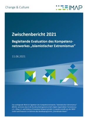 Auf dem Bild steht begleitende Evaluation des Kompetenznetzwerkes Islamistischer Extremismus 2021. In der Mitte des Bildes sind Dreiecke zu Formen zusammengesteckt, die selber wieder Formen ergeben. Ein Quadrat, ein Pfeil der nach oben rechts zeigt und einen Menschen