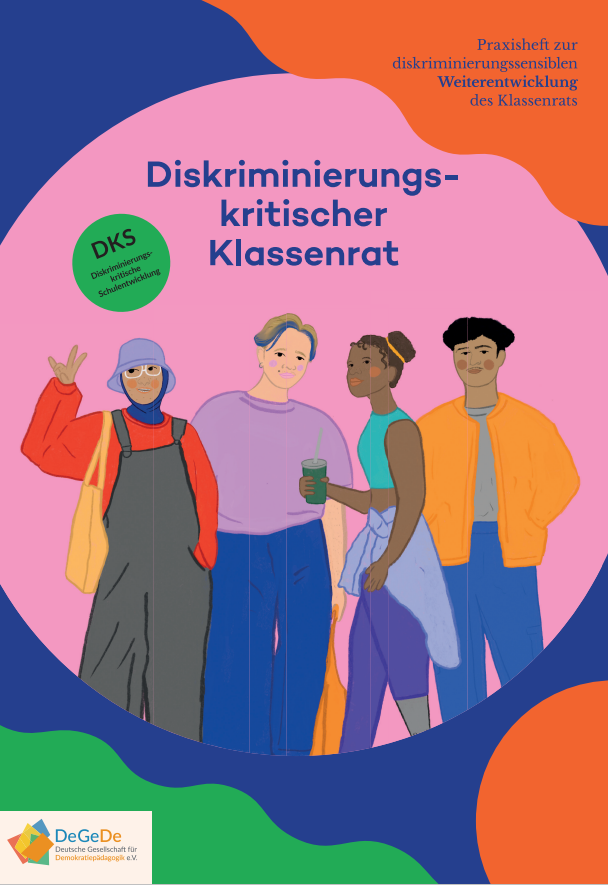 Das Cover zeigt vier gezeichnete Personen mit unterschiedlicher Hautfarbe und Herkunft. Der Hintergrund ist rosa, blau und orange. Über den vier Personen steht Diskriminierungskritischer Klassenrat