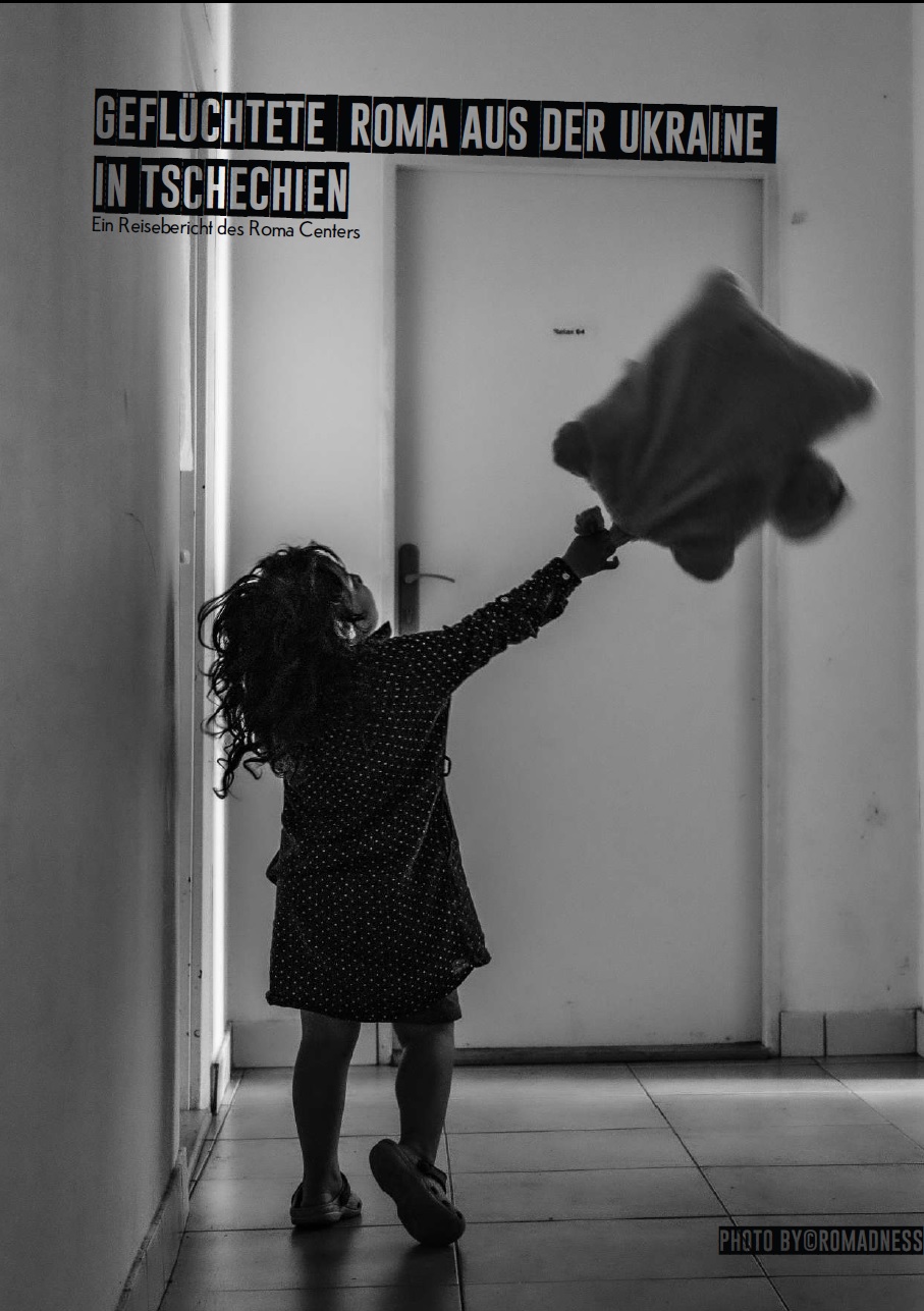 Das Bild ist schwarz-weiß Photo, auf dem ein kleines Mädchen auf einem Hausflur eine Tüte durch die Luft schwingt. Über dem Mädchen steht Geflüchtete Roma aus der Ukraine in Tschechien. Ein Reisebericht des Roma Centers