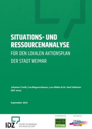 Der Hintergrund des Bildes ist grün. Mit weißer Schrift steht Situations-und Ressourcenanalyse für den lokalen Aktionsplan der Stadt Weimar