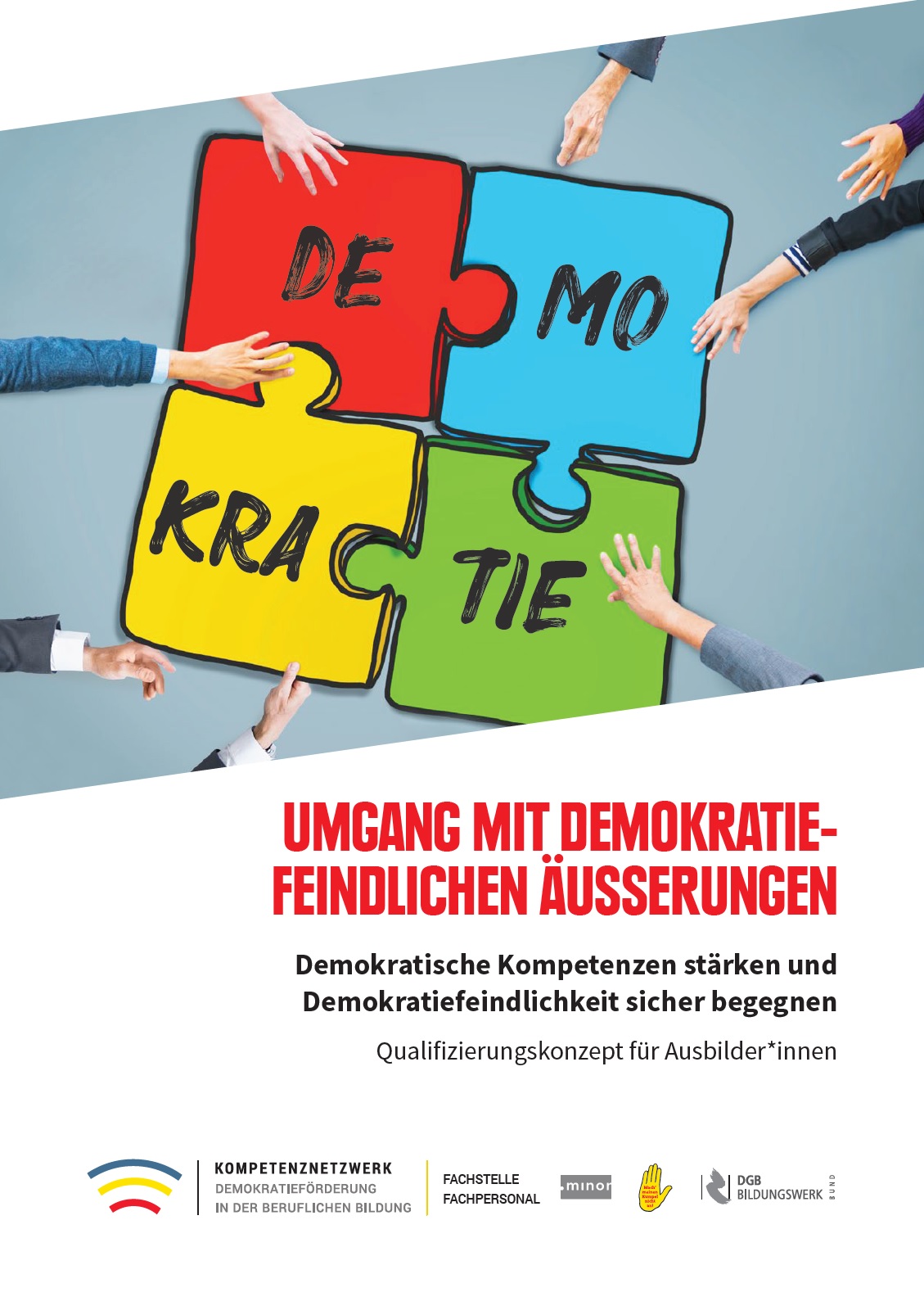 Auf dem Bild sind vier unterschiedlich gefärbte Puzzleteile zu sehen, die ineinander gesteckt sind. Auf jeden der vier sind zwei oder drei Buchstabenfolgen zu sehen, die zusammen das Wort Demokratie ergeben. Hände versuchen nach den Teilen zu greifen oder zu berühren. Unter dem Bild steht Umgang mit demokratiefeindlichen Äusserungen.